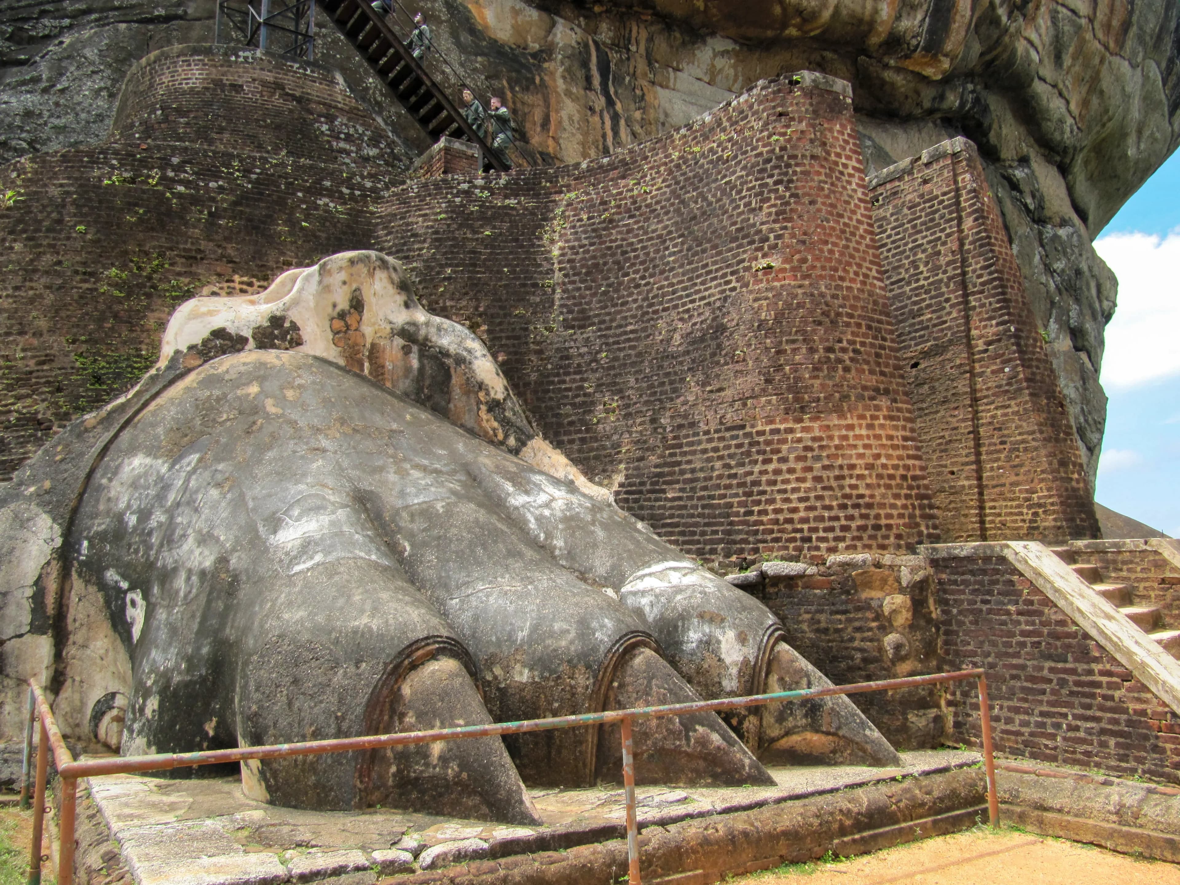 Sigiriya Lion Rock image 2